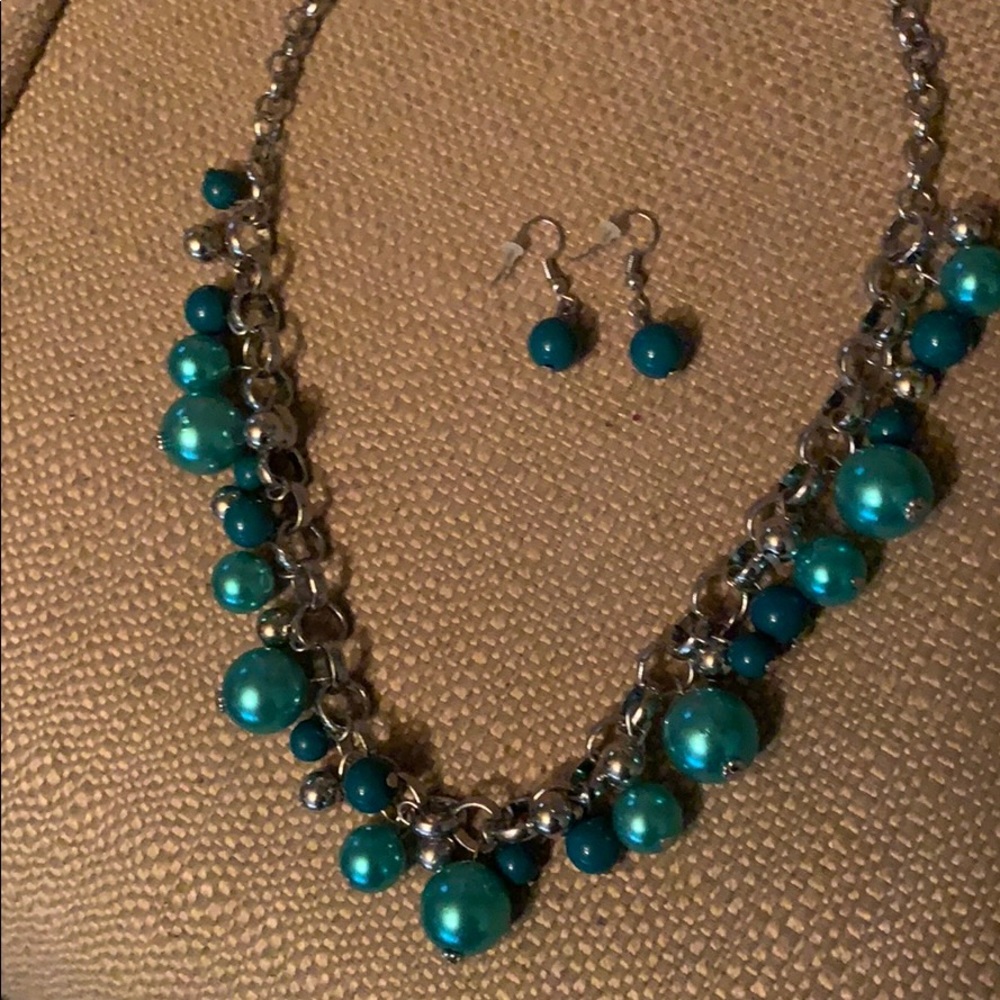 Beautiful Green Necklace Set. - Picture 3 of 3